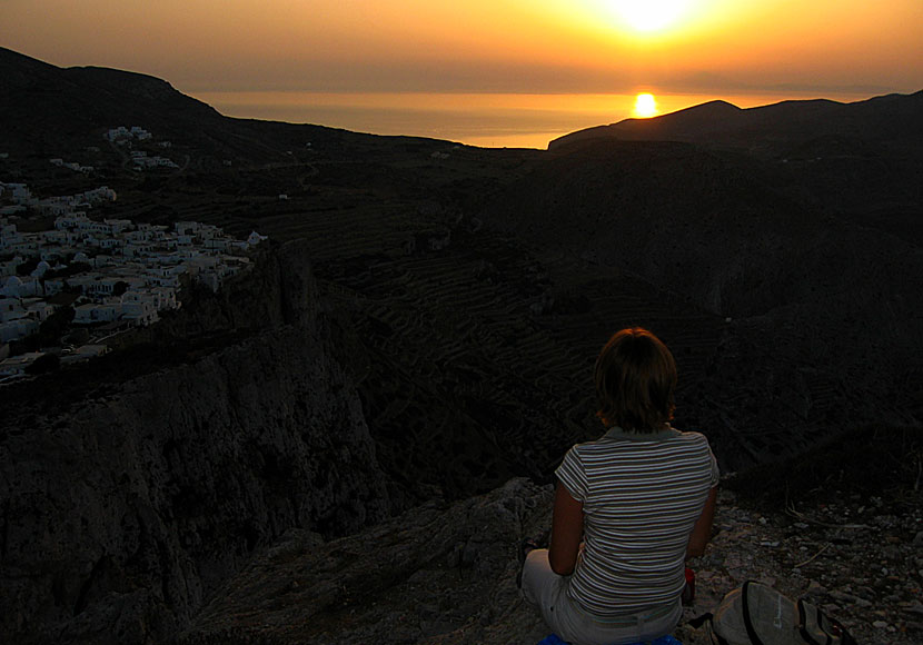 Den vackra solnedgången sedd från Panagiakyrkan på Folegandros är en av de vackraste i Kykladerna.