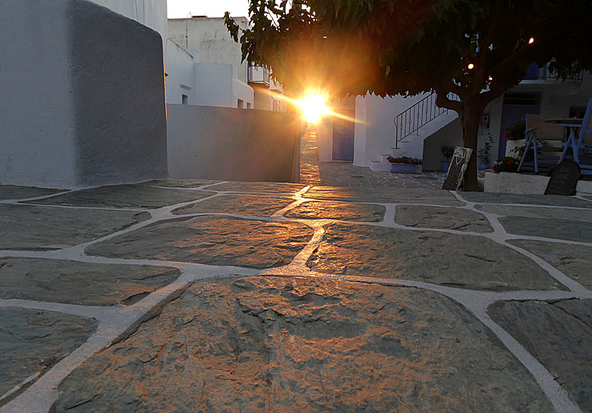 Det går faktiskt att se solnedgången på Folegandros utan att lämna gränderna i Chora på Folegandros.