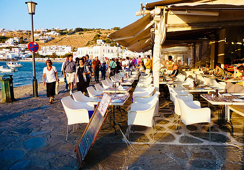 Restauranger, tavernor och barer längs hamnpromenaden i Mykonos stad.