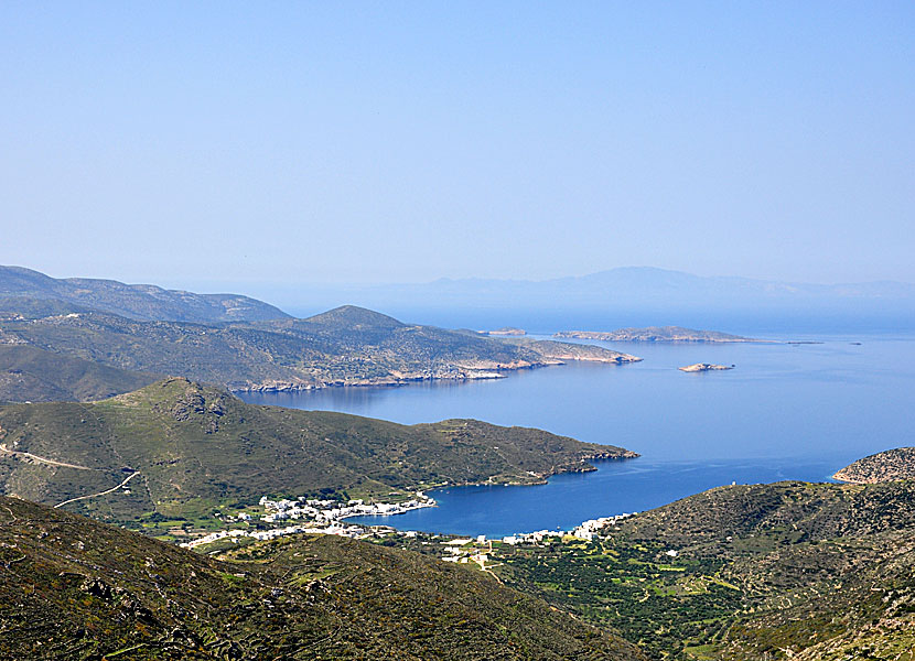 Vy över Katapola och södra Amorgos från berget Profitis Elias.
