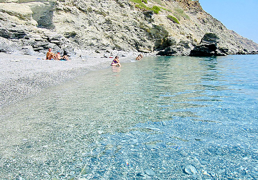 Missa inte Mouros beach när du är i området Kato Meria på södra Amorgos.