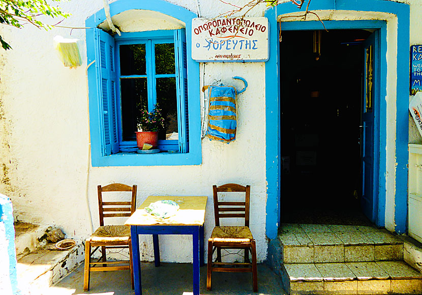 Det gamla kaféet, restaurangen och minimarketen på torget i Tholaria på Amorgos.