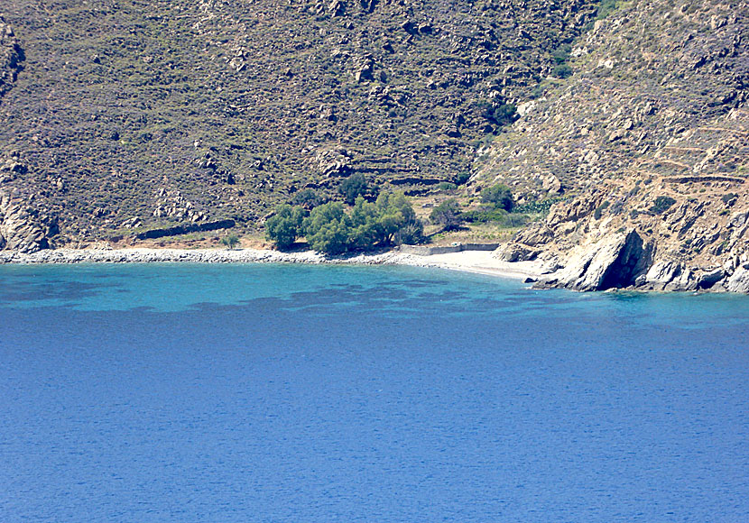 Hohlakas beach till vänster om Psili Ammos beach på Amorgos.