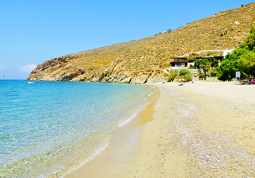 Levrossos beach och taverna på norra Amorgos.