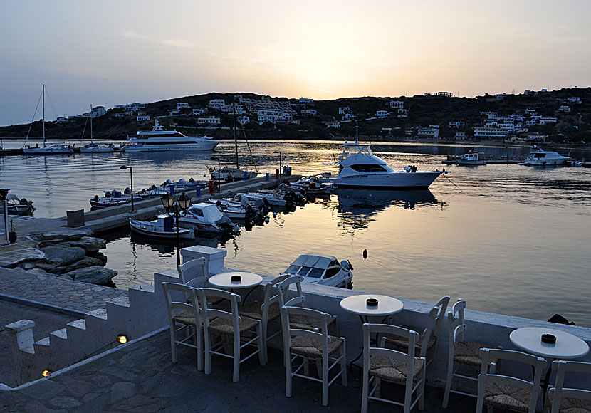 Restauranger och barer i den mysiga hamnen i Batsi på Andros. 