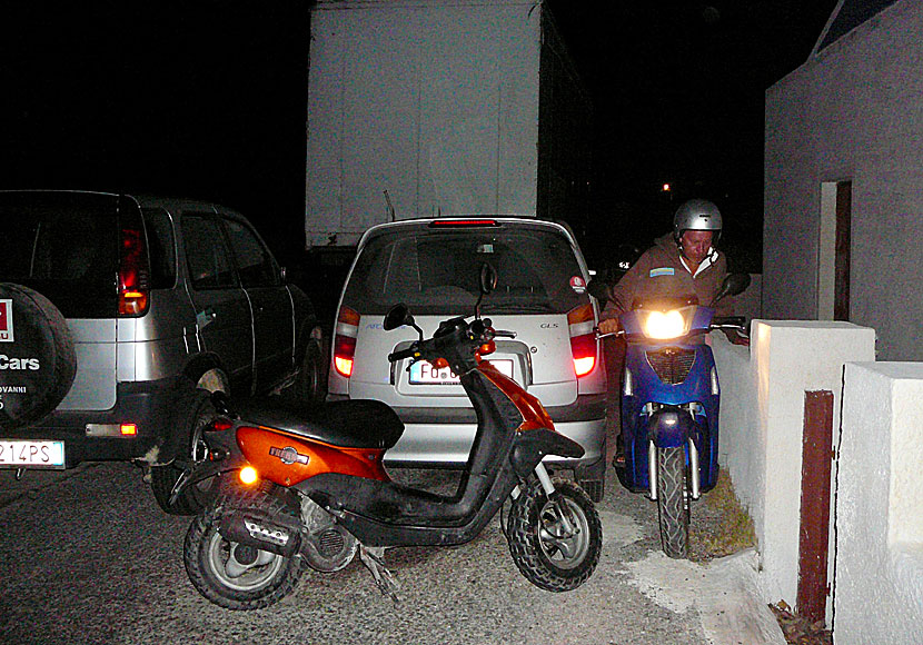 Köra moped på Santorini.