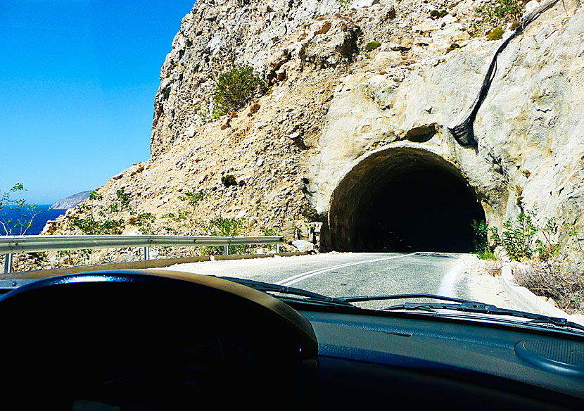 Biltunneln som går mellan stranden i Seychellerna och byn Magganitis.
