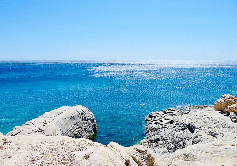 Det snorkelvänliga vattnet och de fina klippbaden i Seychellerna på Ikaria.