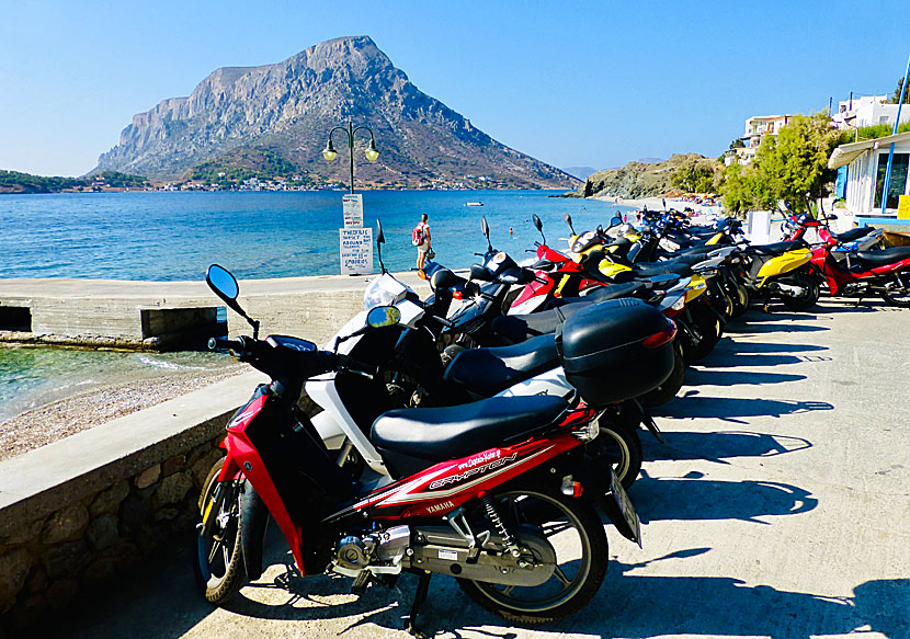 Mopedparkering i Myrties för alla som ska åka båt till bil- och mopedfria Telendos.
