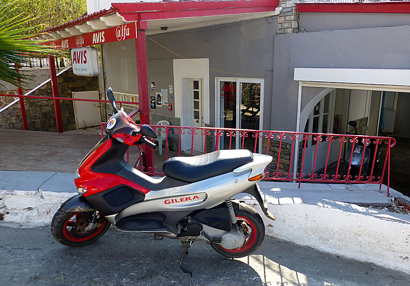 Hyra bil och moped hos AVIS på Kalymnos. 