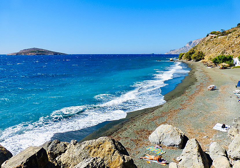 Platys Gialos beach och ön Agios Kyriaki på Kalymnos i Grekland.