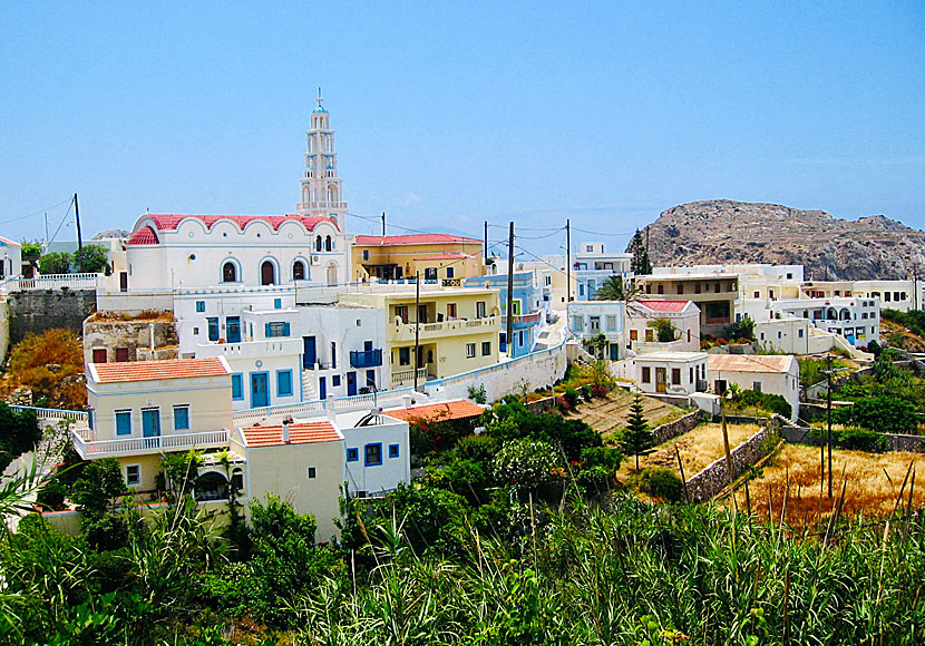 Den färgglada byn Arkasa och den pampiga kyrkan Ypapanti church på Karpathos.