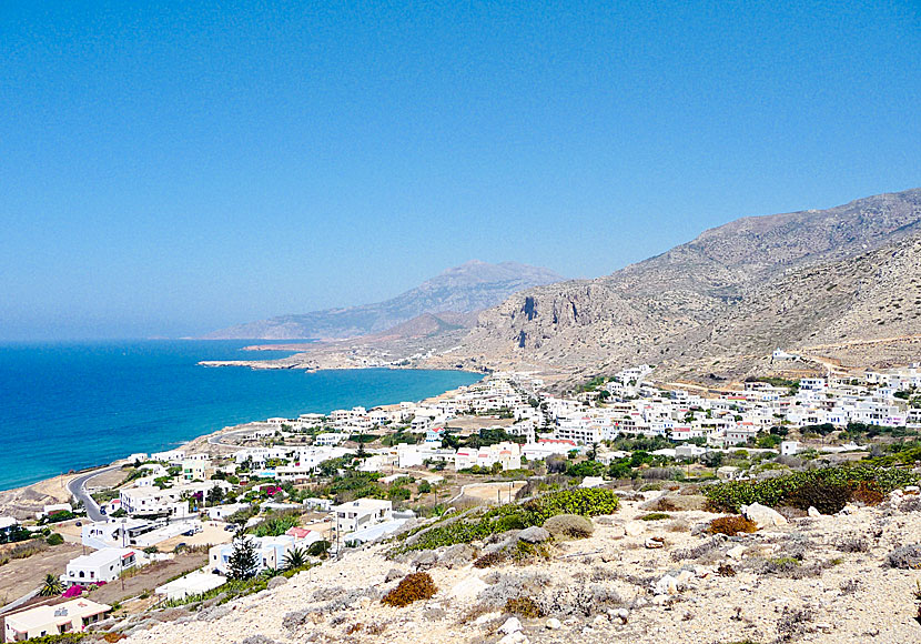 Arkasa och Agios Nikolaos beach på Karpathos i Grekland.