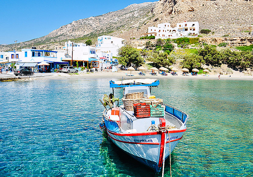 Finiki by och strand på Karpathos i Grekland.