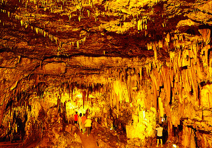 Stalaktiter och stalagmiter i Drogarati cave på Kefalonia.