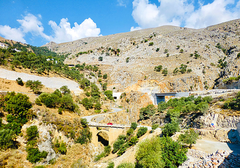 Den gamla stenbron och den nya betongbron som går över ravinen i Rodakino på Kreta.