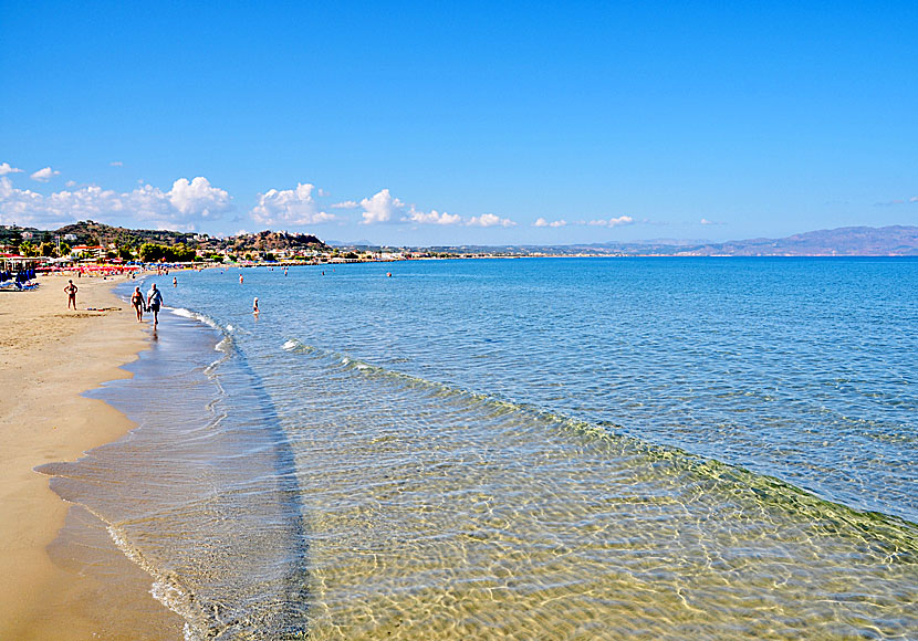 Den långa barnvänliga stranden i Agia Marina väster om Chania på Kreta.