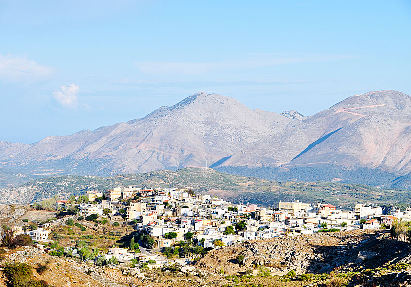Vy över byn Anogia som ligger vid foten av berget Psiloritis på Kreta.