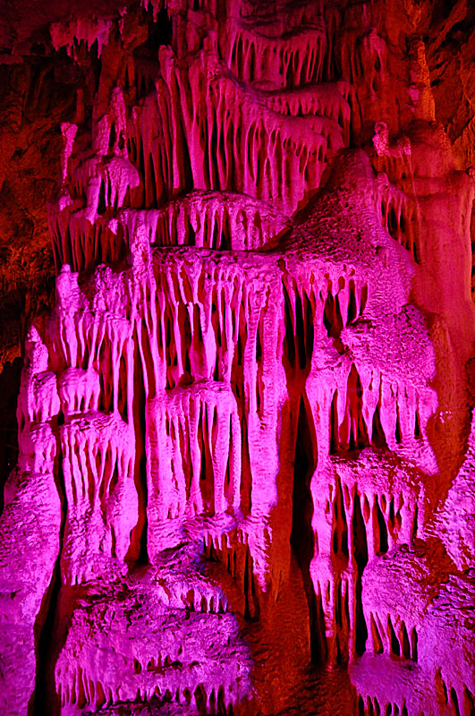 Imponerande stalagmiter och stalaktiter Sendoni cave på Kreta.