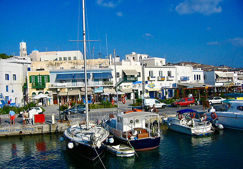 Längs med hamnpromenaden i Adamas ligger många restauranger och affärer.