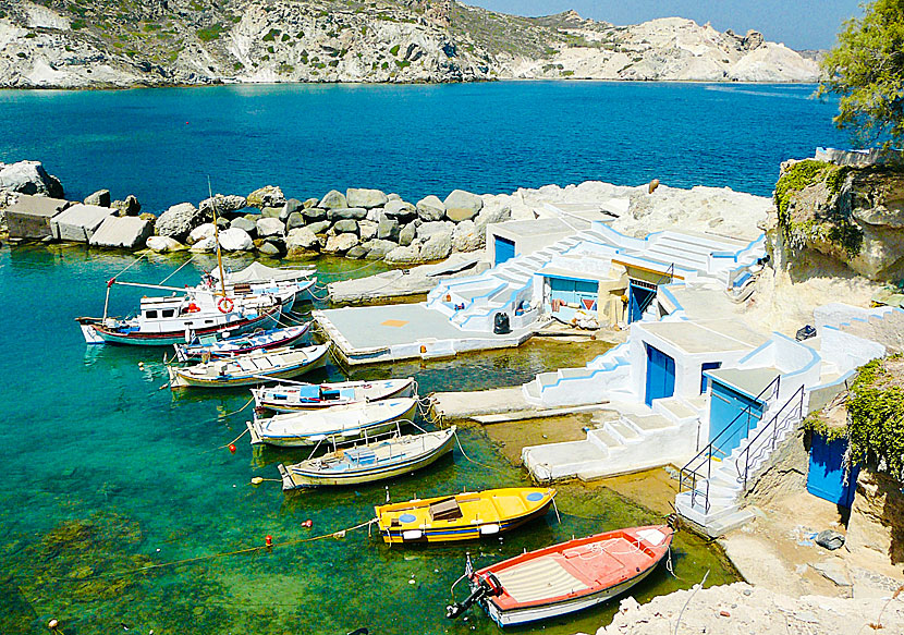 Färgglada båtar och gulliga båthus (Smyrna) i Mandrakia på Milos.