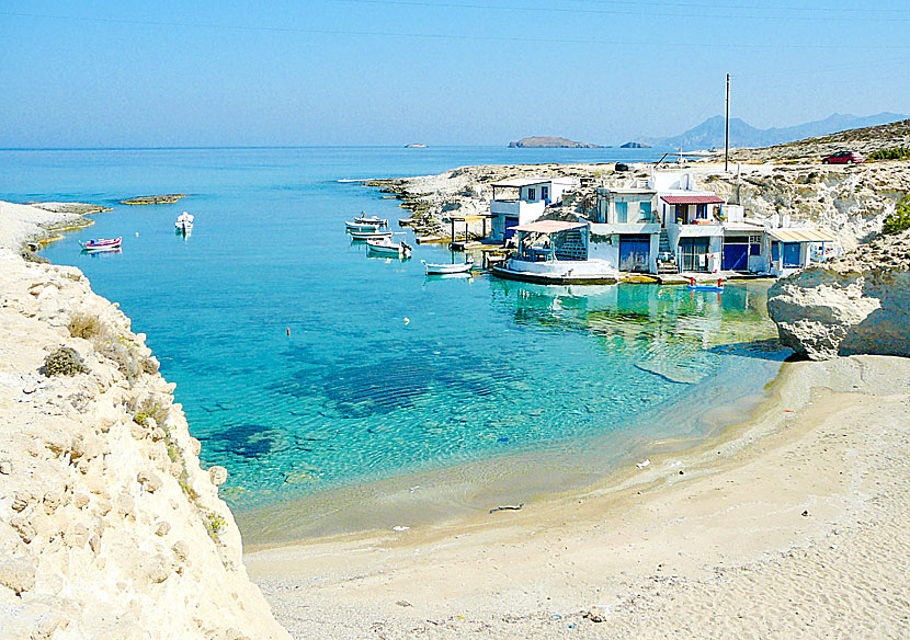 De gulliga båthusen (Smyrna) vid Mitakas beach på Milos.