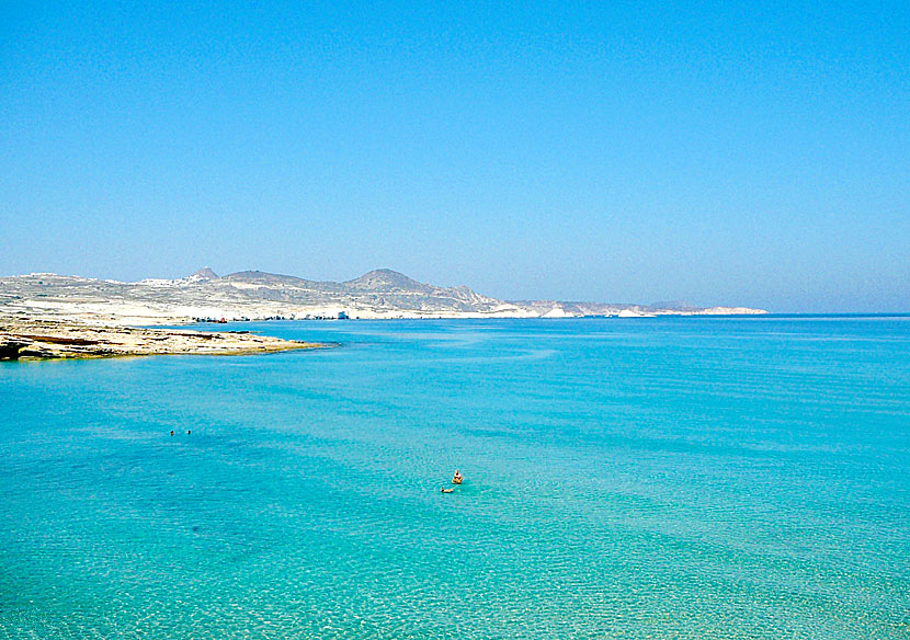 Den fantastiska sandstranden Mitakas ligger mittemot badparadiset Sarakiniko på Milos.