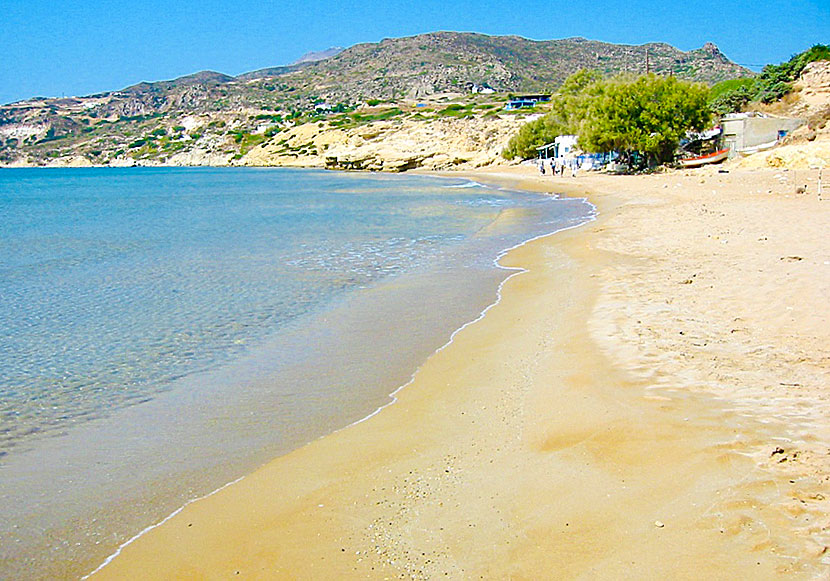 Den barnvänliga sandstranden Provatas på Milos.