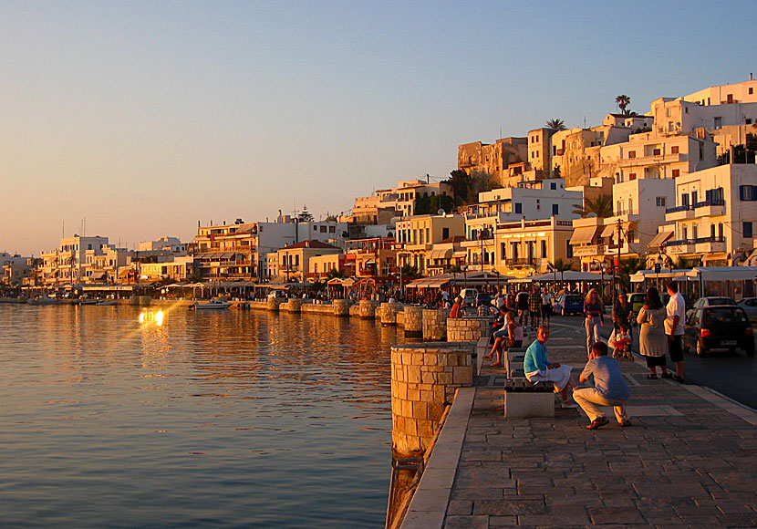 Hamnpromenaden i Naxos stad. 