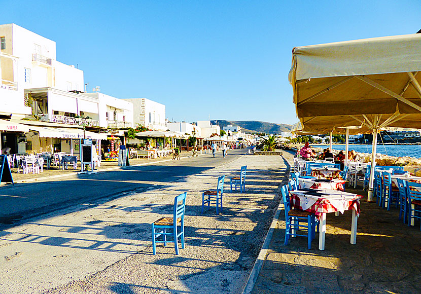 Restauranger på hamnpromenaden i Parikia på Paros.