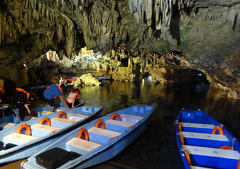 Diros Caves ligger söder om Aeropoli, nedanför byn Pirgos Dirou, på sydvästra Peloponnesos.