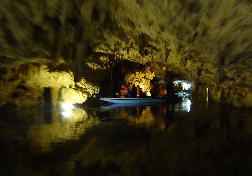 Diros caves är Manis utan tvekan största sevärdhet. Grottorna, som även kallas Vlychada caves, ligger cirka 11 kilometer söder om Aeropoli.
