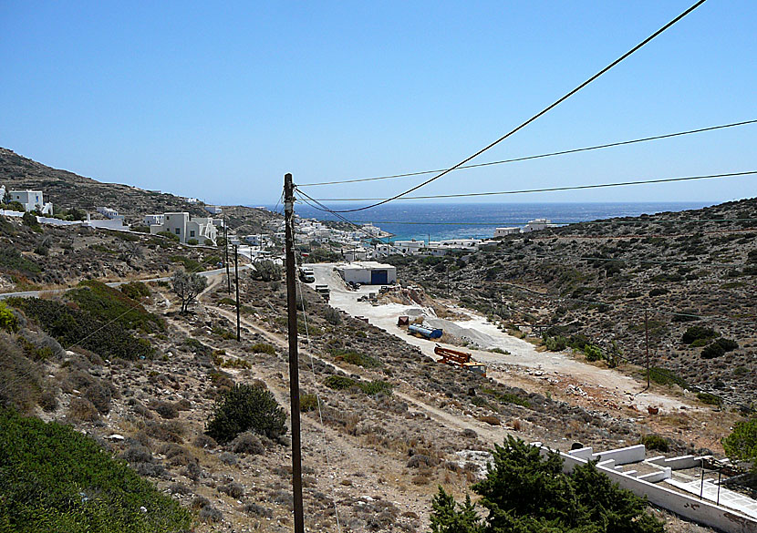 Utsikt från vår altan på Bonama i Alopronia (hamnen) på Sikinos.