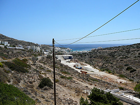Utsikt fr&aring;n v&aring;r altan p&aring; Bonama i Alopronia (hamnen) p&aring; Sikinos.