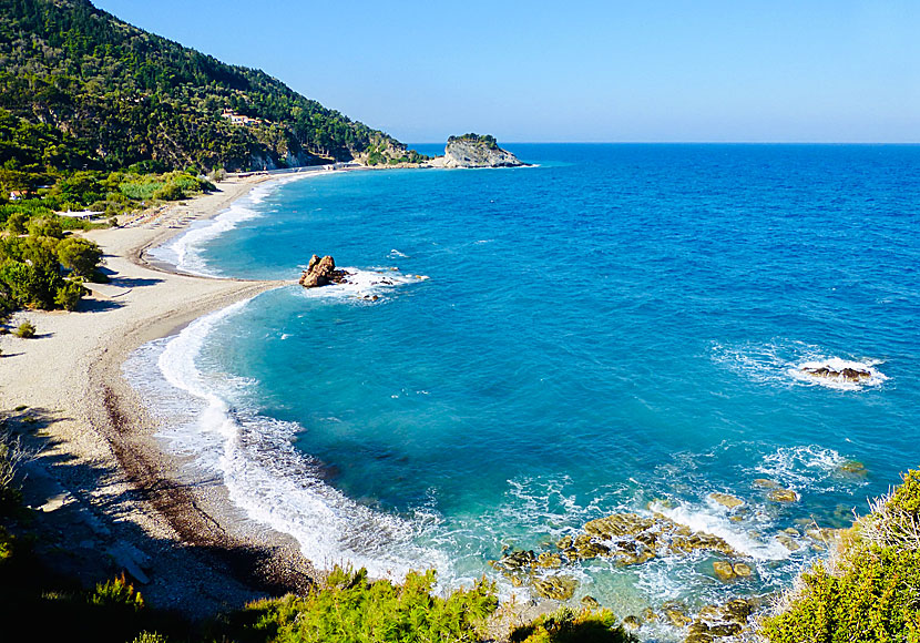 Missa inte Potami beach och vattenfall när du reser till Karlovassi på Samos.
