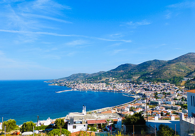 Den vackra utsikten över Samos stad och Vathy i Grekland.