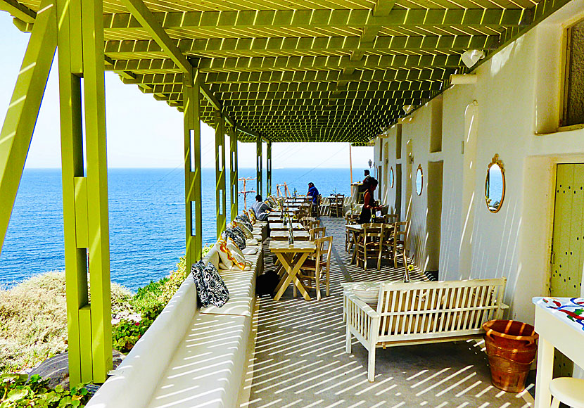 Taverna och restaurang ovanför Katharos beach nära Oia på Santorini.