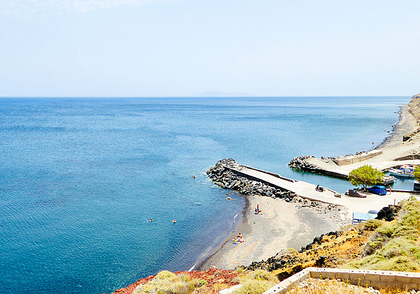 Pori beach och hamn ligger nära stränderna Baxedes, Paradisos och Koloumpos  på Santorini.