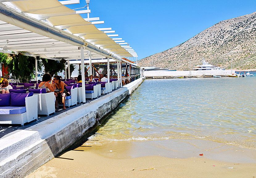 Tavernor, kaféer och barer längs med vattnet i Kamares.