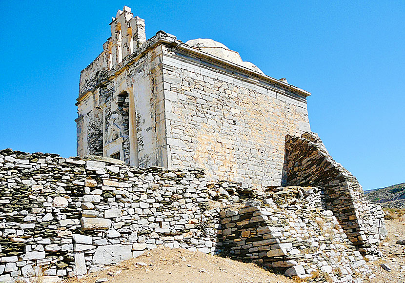 Det pampiga templet Episkopi på Sikinos. 