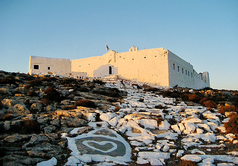 Missa inte klostret Zoodochos Pigi när du reser till ön Sikinos i Grekland.