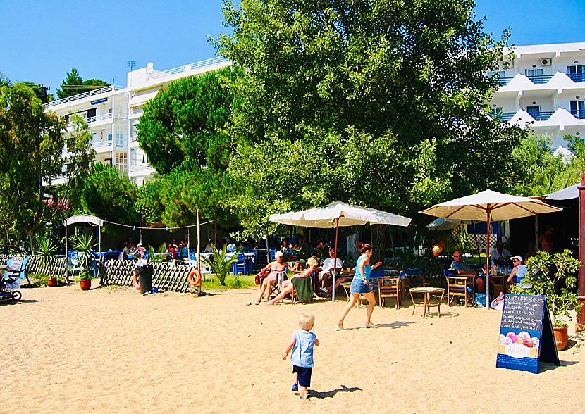 Hotell, tavernor och restauranger på Kolios beach. 
