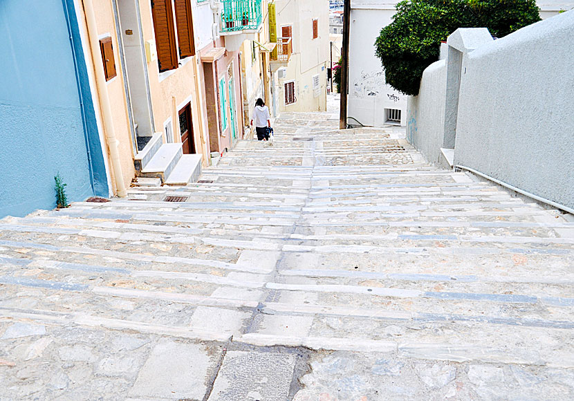 En av många långa trappor i Ermoupolis.