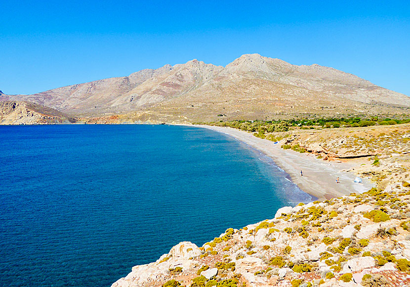 Missa inte Eristos beach när du besöker Megalo Chorio på Tilos. 