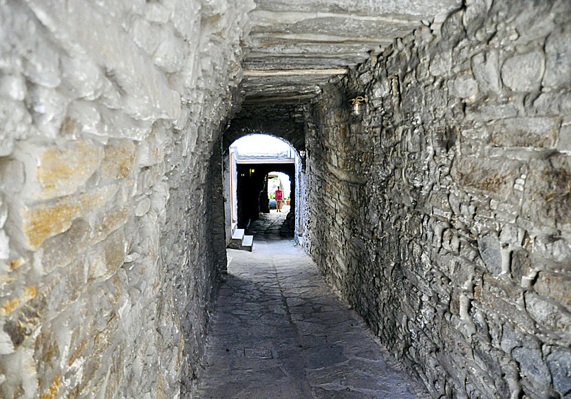 Huvudgatan i den lilla byn Agapi på ön Tinos i Kykladerna. 