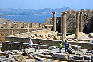 Akropolis-kukkula Lindoksen yl&auml;puolella.