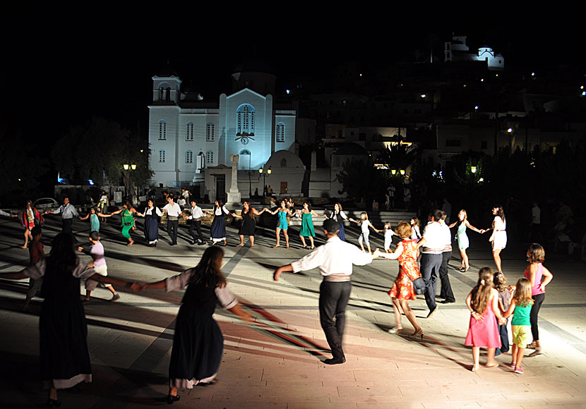 Dans och party på Ios i Grekland.