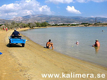 Bystranden. Paros i bakgrunden.
