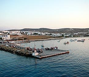 Hamnen p&aring; Koufonissi en tidig morgon i september.
