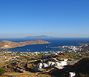 Panoramavy &ouml;ver Livadibukten p&aring; Serifos.